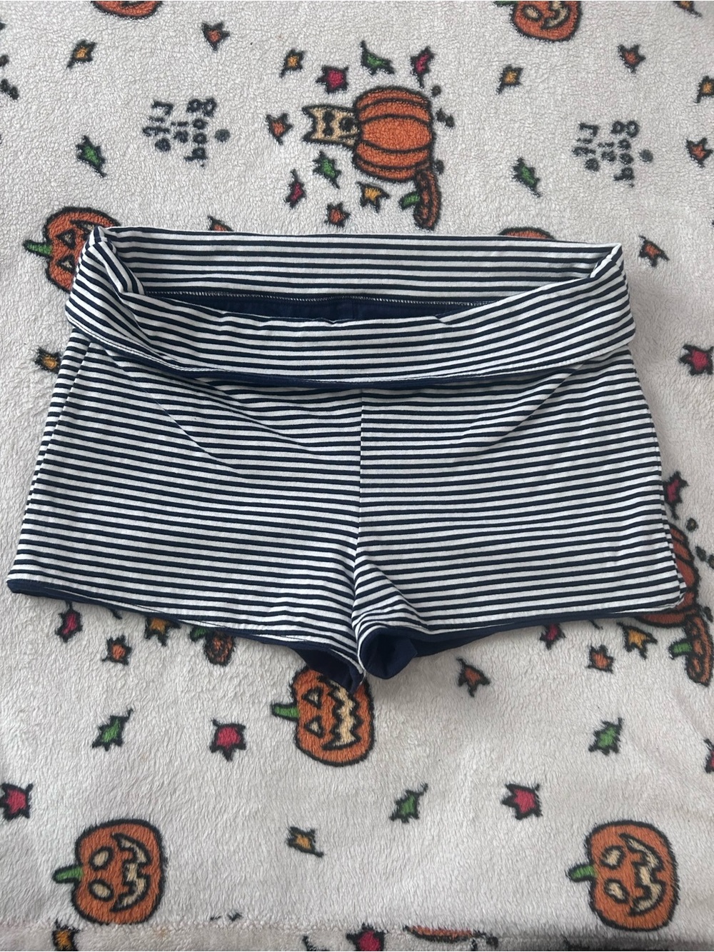 Hollister - fold over shorts!